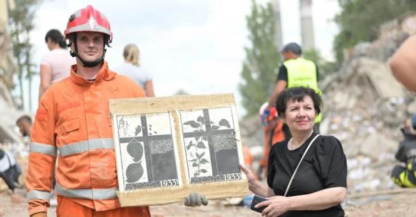 У Сумах з-під завалів врятували графіку художника Миколи Бондаренка про Голодомор - Новини України