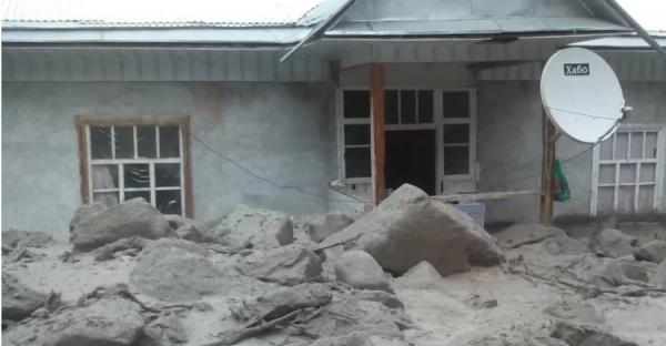 У Таджикистані через сильні зливи загинули 13 людей - Новини України