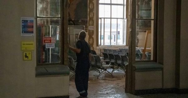 Через нічну атаку дронів у Москві закрили аеропорти, а у Курську горів вокзал - Новини України