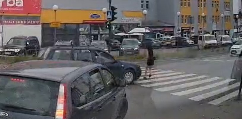 На Надрічній дівчину на переході збила машина: авто покинуло місце ДТП (ВІДЕО)