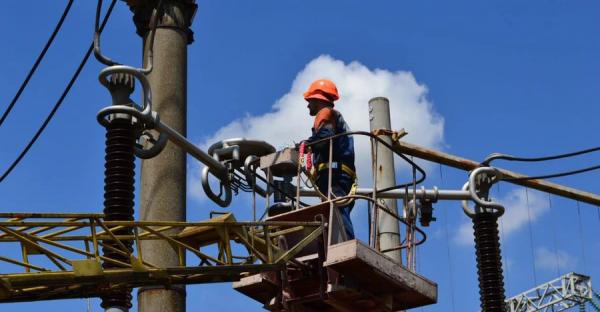 Українців закликали суттєво економити електроенергію через ремонти атомних енергоблоків - Новини України