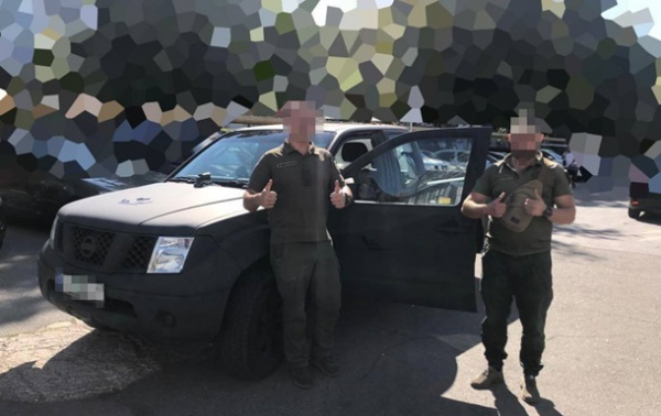 Волонтери передали ЗСУ підготовлені пікапи 