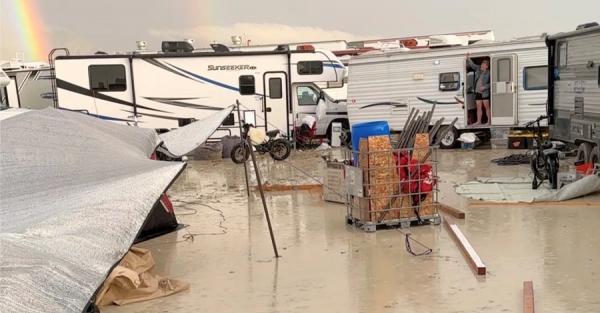 На фестивалі Burning Man, який затопила сильна злива, загинула людина - Новини України