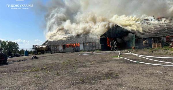 У Львові внаслідок російської атаки розпочалась пожежа, з-під завалів дістали чоловіка - Новини України