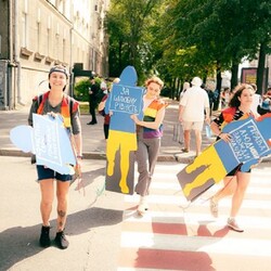 У Харкові пройшов марш ЛГБТК-спільноти одночасно з мітингом їхніх противників - Новини України