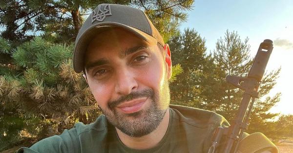 Віталій Козловський показав, як на передовій вперше стріляв із артилерійської зброї - Новини України