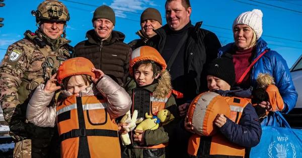 "Білі ангели" під обстрілами евакуювали з прифронтового села жінку з трьома дітьми - Новини України