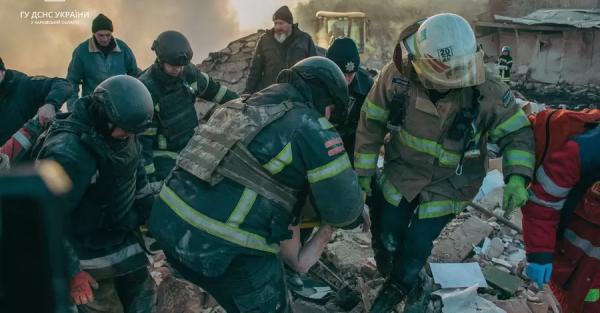 У Куп'янську завершили розбирати завали після влучання російських авіабомб, двоє людей загинули - Новини України