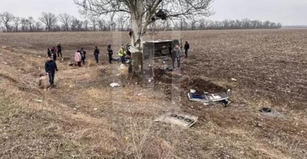 На Дніпропетровщині перекинулася маршрутка з пасажирами, є жертви та постраждалі - Новини України