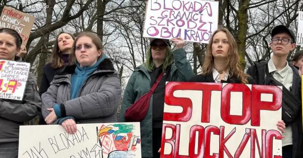 У Варшаві поляки й українці протестували проти блокади кордону біля будинку уряду - Новини України