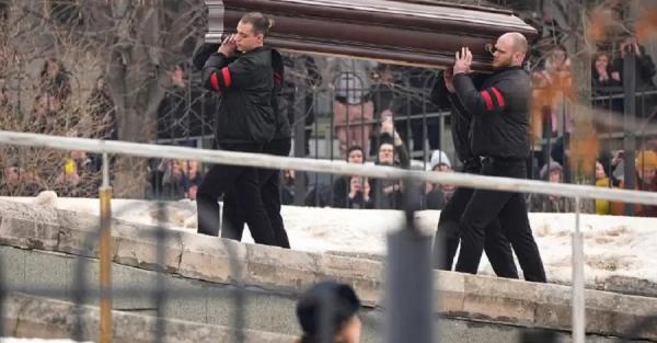У Москві прощаються з Навальним: людей обшукують правоохоронці, а на дахах - снайпери - Новини України