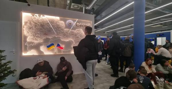 Українські паспортні сервіси за кордоном скасували "живі черги" - Новини України