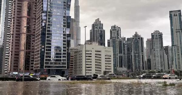 В Арабських Еміратах почався сильний паводок після урагану - Новини України