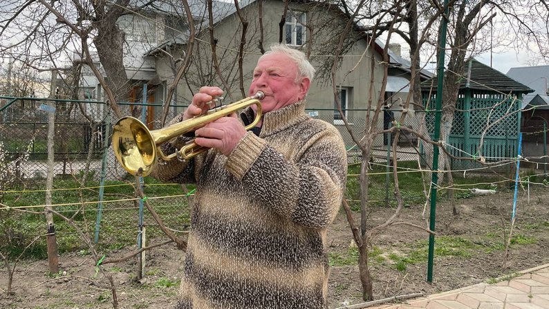 Григорій Вендичанський грає патріотичні пісні