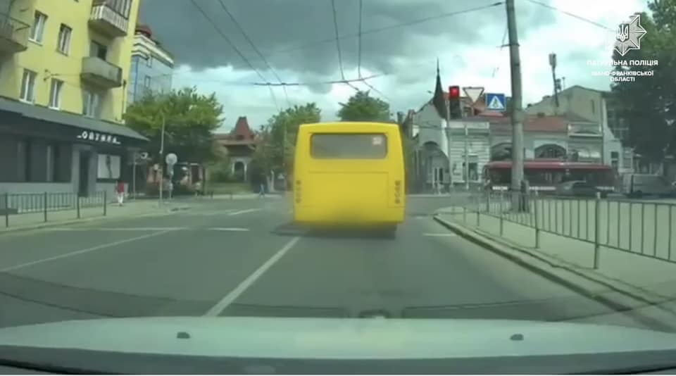 У Франківську оштрафували водія маршрутки, який проїхав на червоне (ФОТО)