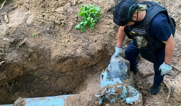 У Києві чоловік у лісі знайшов частину російської ракети Х-69 - Новини України