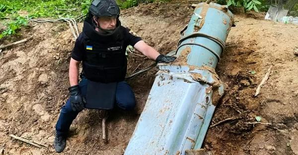 У Києві чоловік у лісі знайшов частину російської ракети Х-69 - Новини України