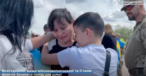 Омбудсман показав відео зустрічі військовополоненої з сином після двох років розлуки - Новини України