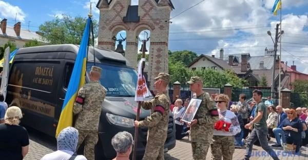 На Тернопільщині затримали чоловіка, який зривав прапори та портрети з могил військових - Новини України