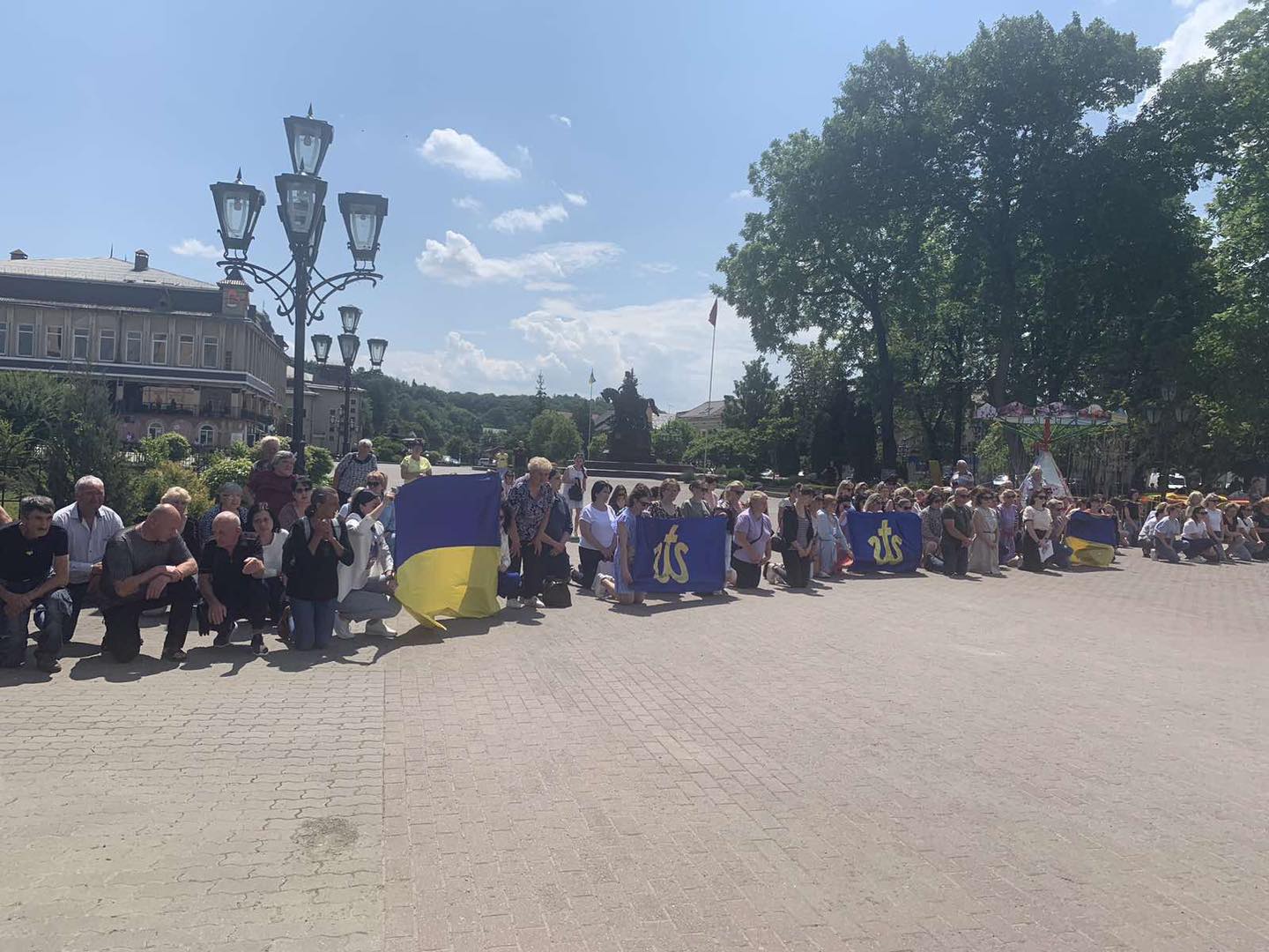 На зображенні може бути: 5 людей, натовп та пам’ятник