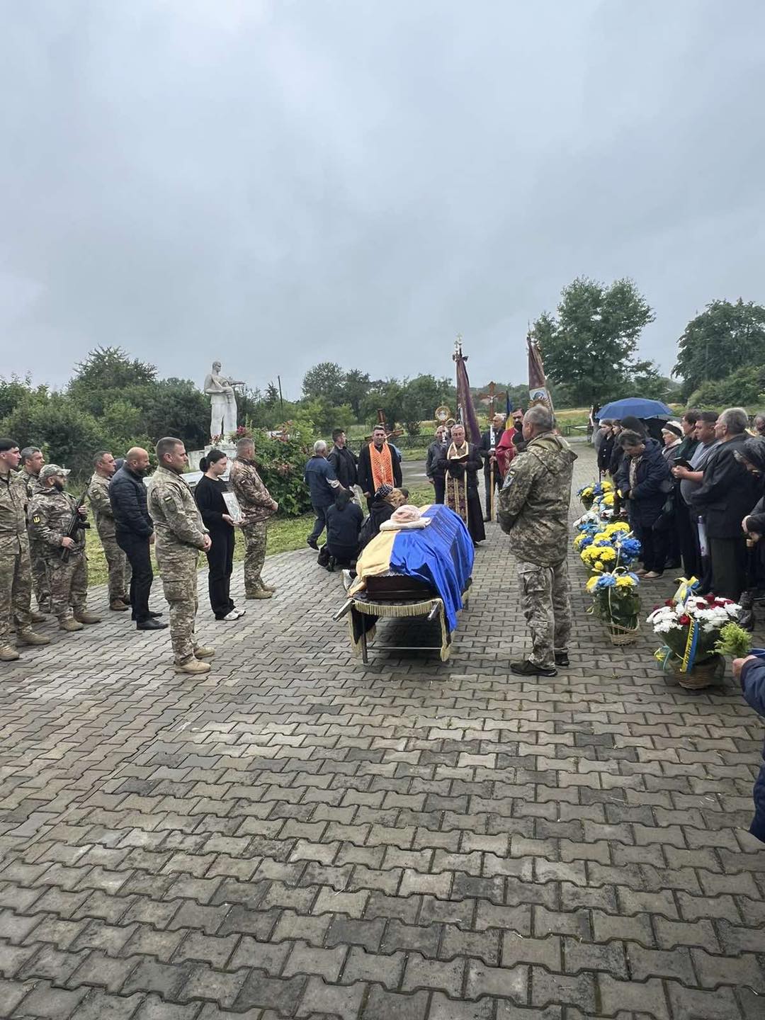 На зображенні може бути: 13 людей та пам’ятник