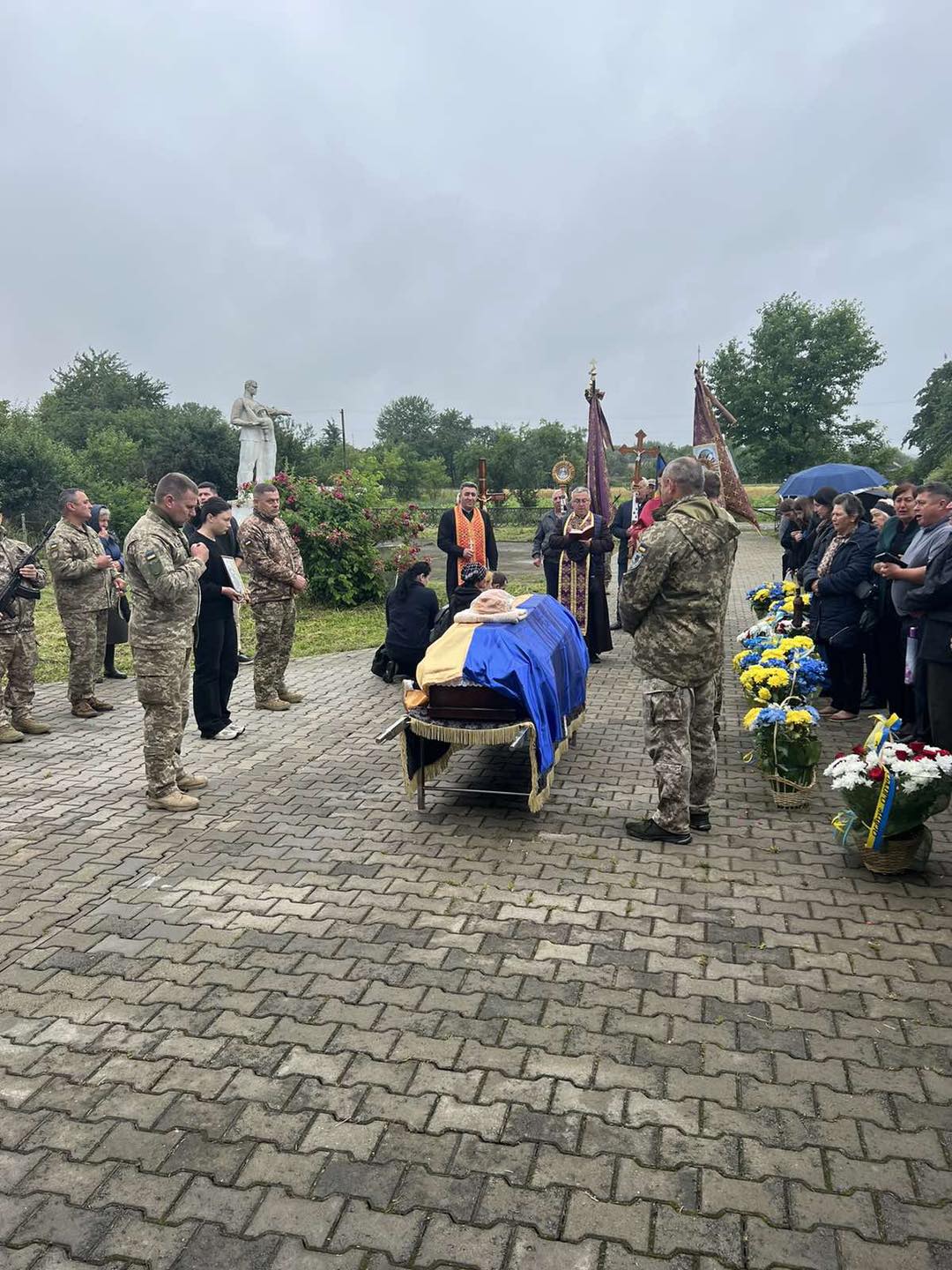 На зображенні може бути: 10 людей та могила невідомого солдата