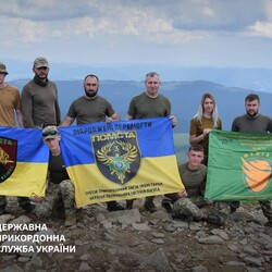 Українські прикордонники вшанували пам'ять загиблих побратимів сходженням на Говерлу - Новини України