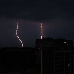 У Львові після удару блискавки почались пожежі, без світла залишились декілька районів - Новини України