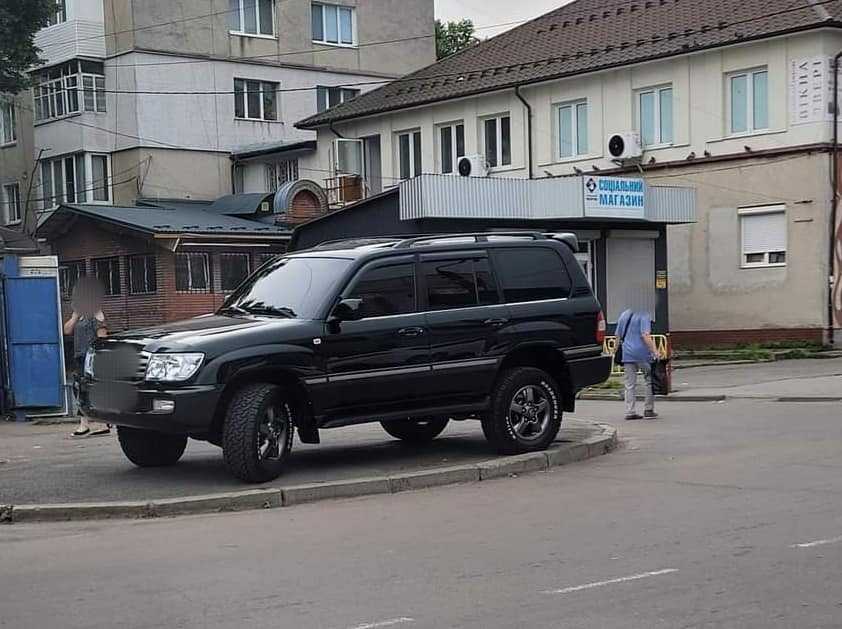 У Калуші поліція оштрафувала 23-річного водія, який припаркував джип на тротуарі (ФОТО)