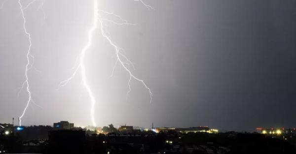 У Львові після удару блискавки почались пожежі, без світла залишились декілька районів - Новини України