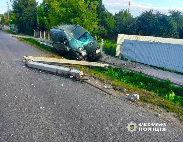 У Снятині розбився Mercedes-Benz – пасажир загинув (ФОТО З МІСЦЯ)