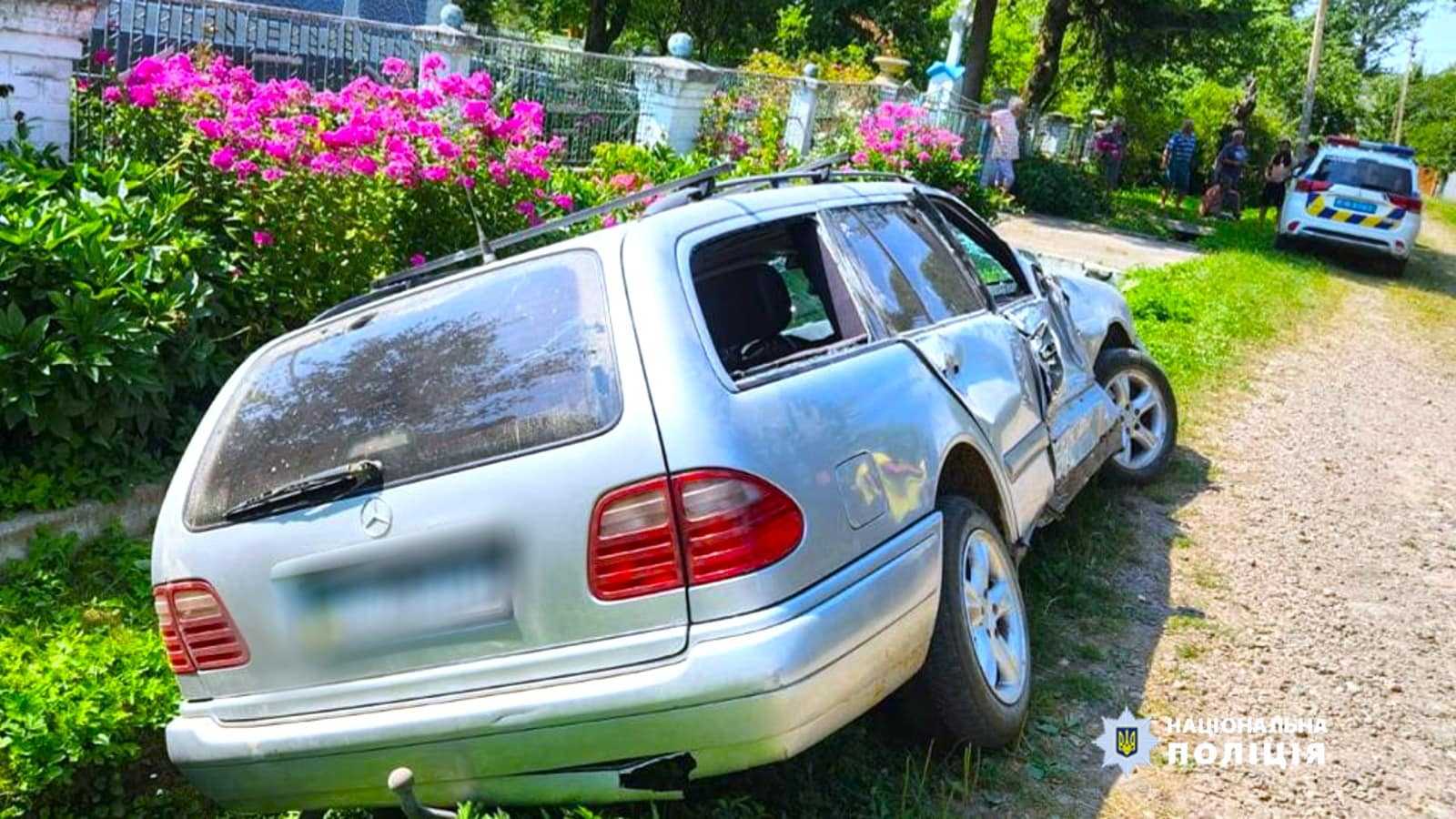 На Калущині п’яний водій врізався в електроопору: один пасажир загинув, інший в лікарні (ФОТО)