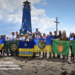 Українські прикордонники вшанували пам'ять загиблих побратимів сходженням на Говерлу - Новини України