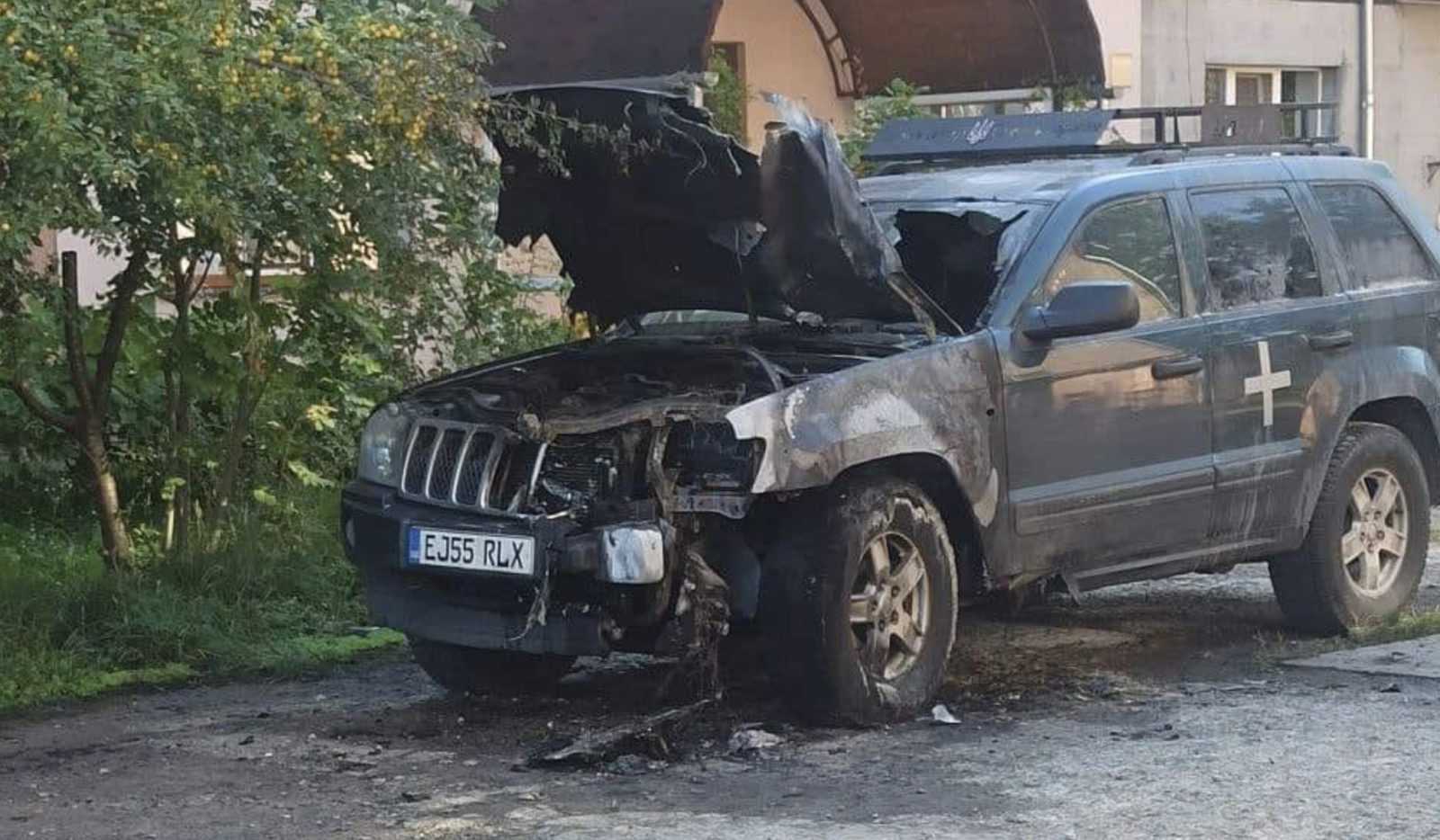 У Долині підпалили автомобіль воїна, який приїхав у відпустку (ФОТО)