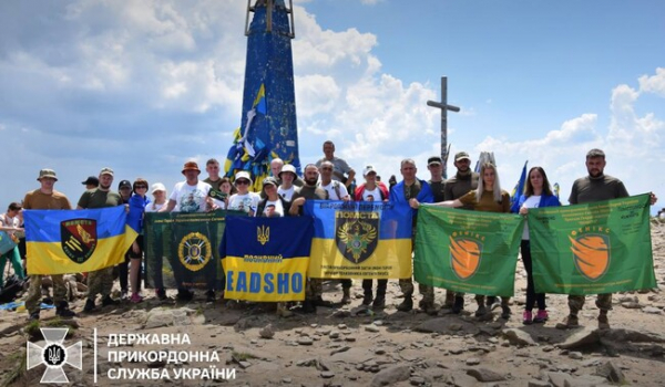 Українські прикордонники вшанували пам'ять загиблих побратимів сходженням на Говерлу - Новини України