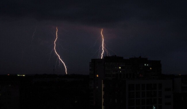 У Львові після удару блискавки почались пожежі, без світла залишились декілька районів - Новини України