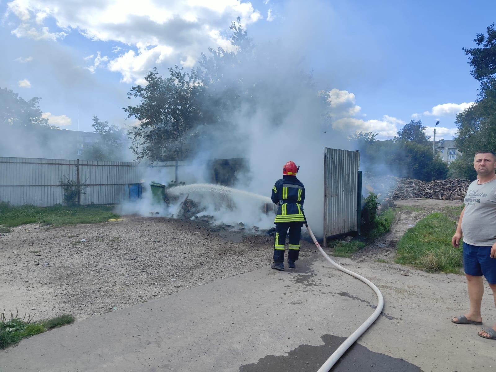 У Долині вдруге за день невідомі підпалили сміттєві контейнери (ФОТО З МІСЦЯ)