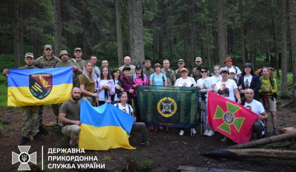 Українські прикордонники вшанували пам'ять загиблих побратимів сходженням на Говерлу - Новини України