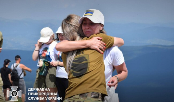 Українські прикордонники вшанували пам'ять загиблих побратимів сходженням на Говерлу - Новини України