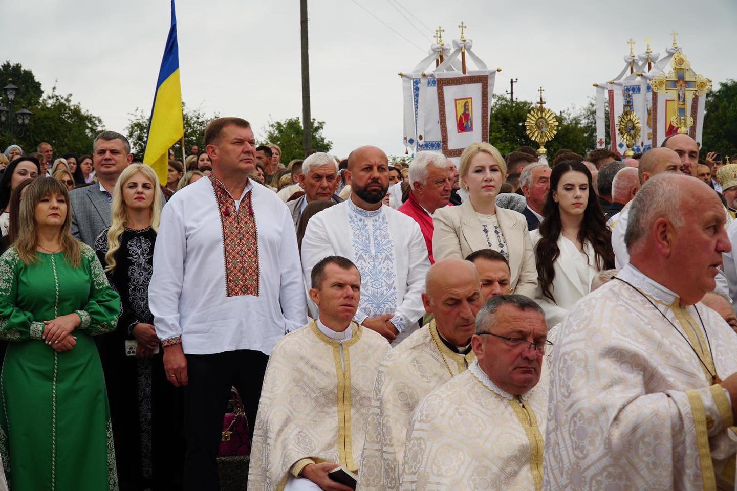 На зображенні може бути: 6 людей, базиліка Національного храму Непорочного Зачаття та текст