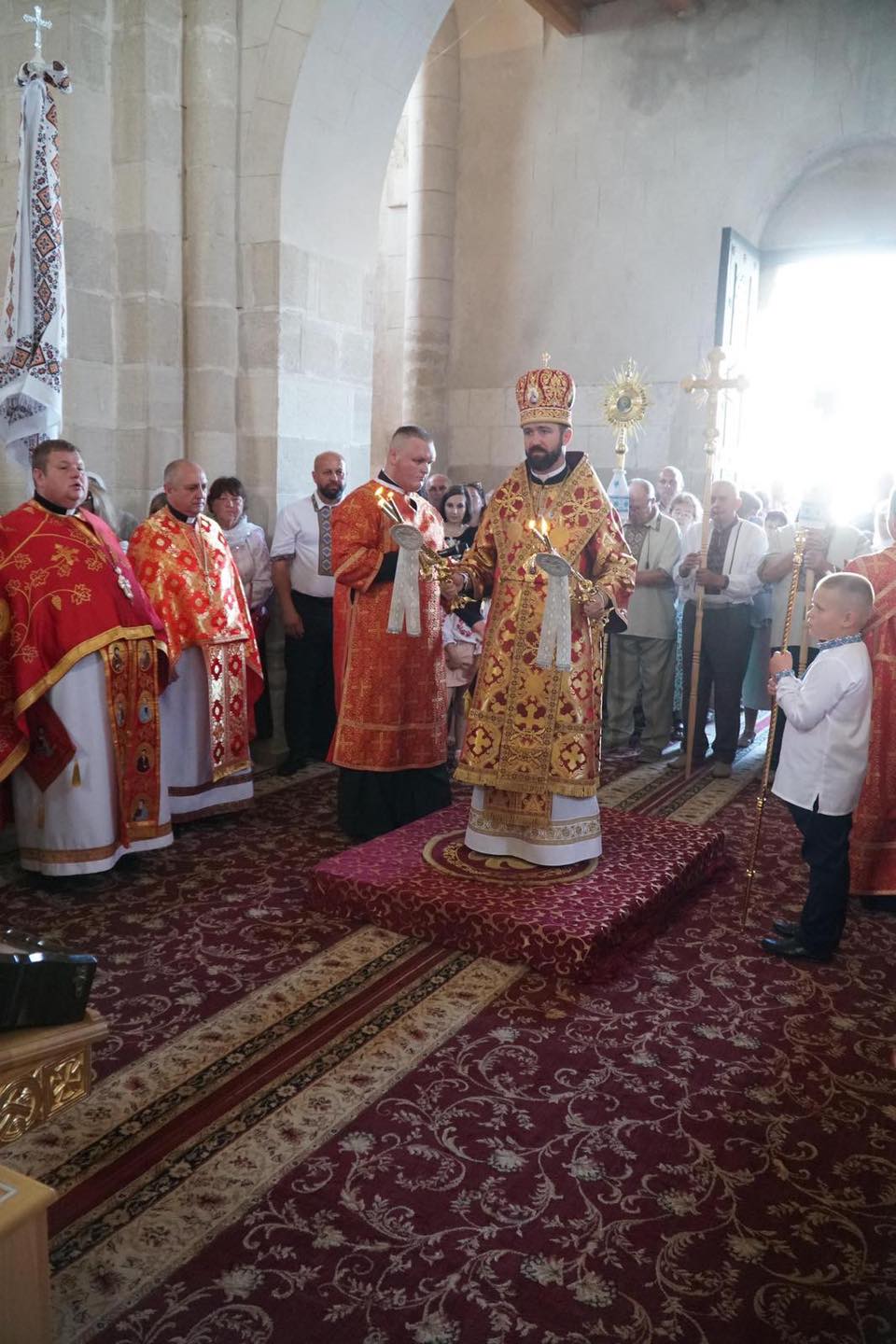 На зображенні може бути: 7 людей, базиліка Національного храму Непорочного Зачаття та текст