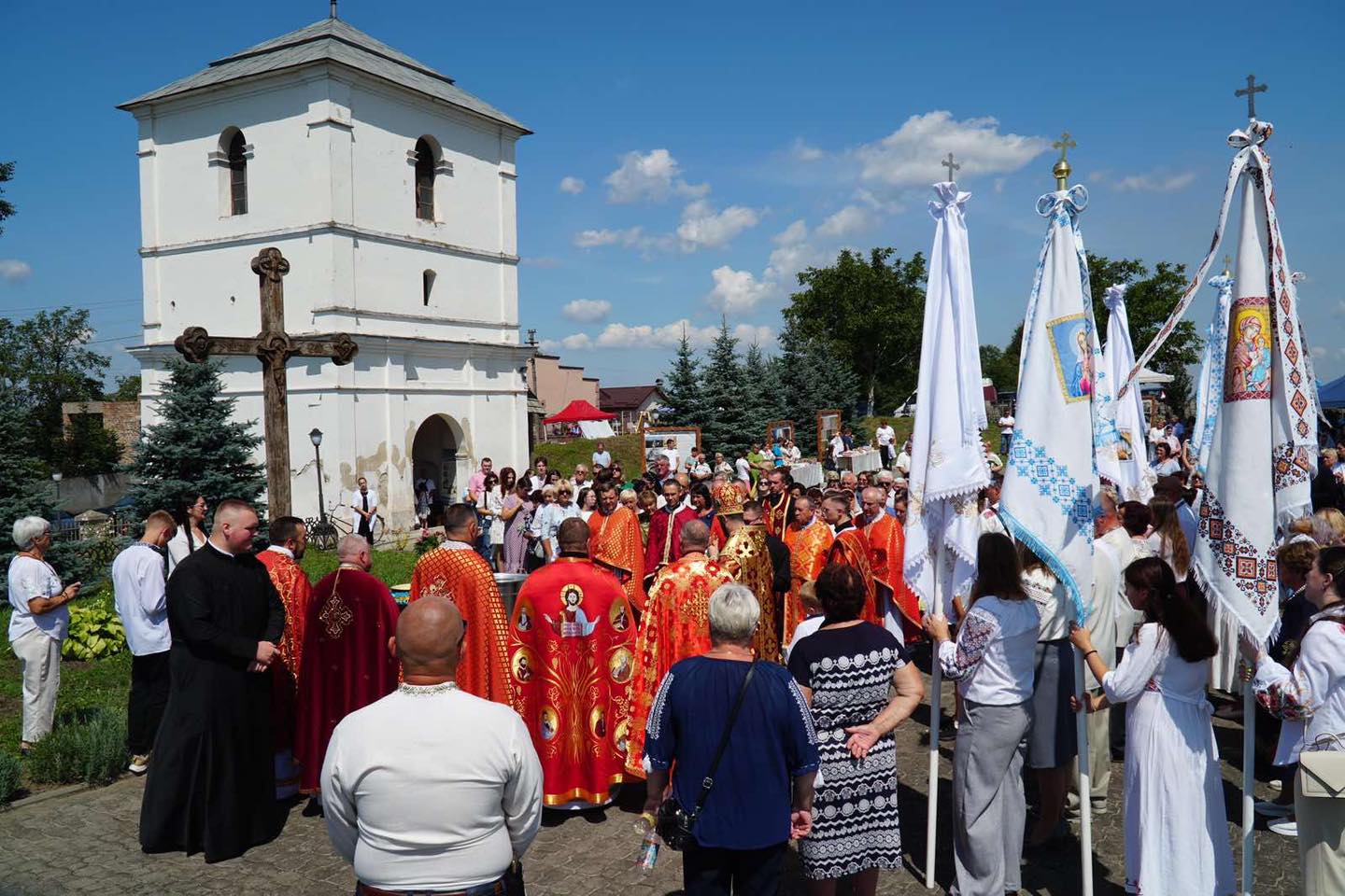 На зображенні може бути: 4 людини, базиліка Національного храму Непорочного Зачаття та текст