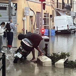 Канни накрив сильний шторм, велика вода змиває все на своєму шляху - Новини України