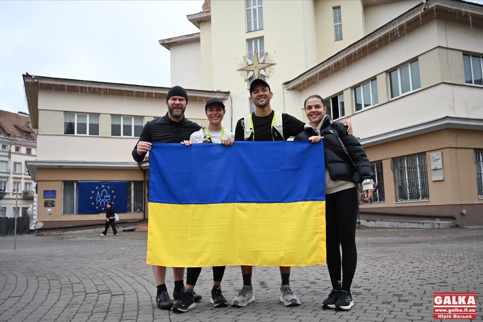 Від Румунії до фронту: Франківськом пробігло американське подружжя в підтримку України (ФОТО)