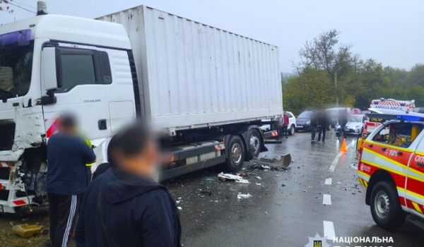 На Прикарпатті зіткнулись вантажівка та легкове авто, є загиблі та постраждалі - Новини України