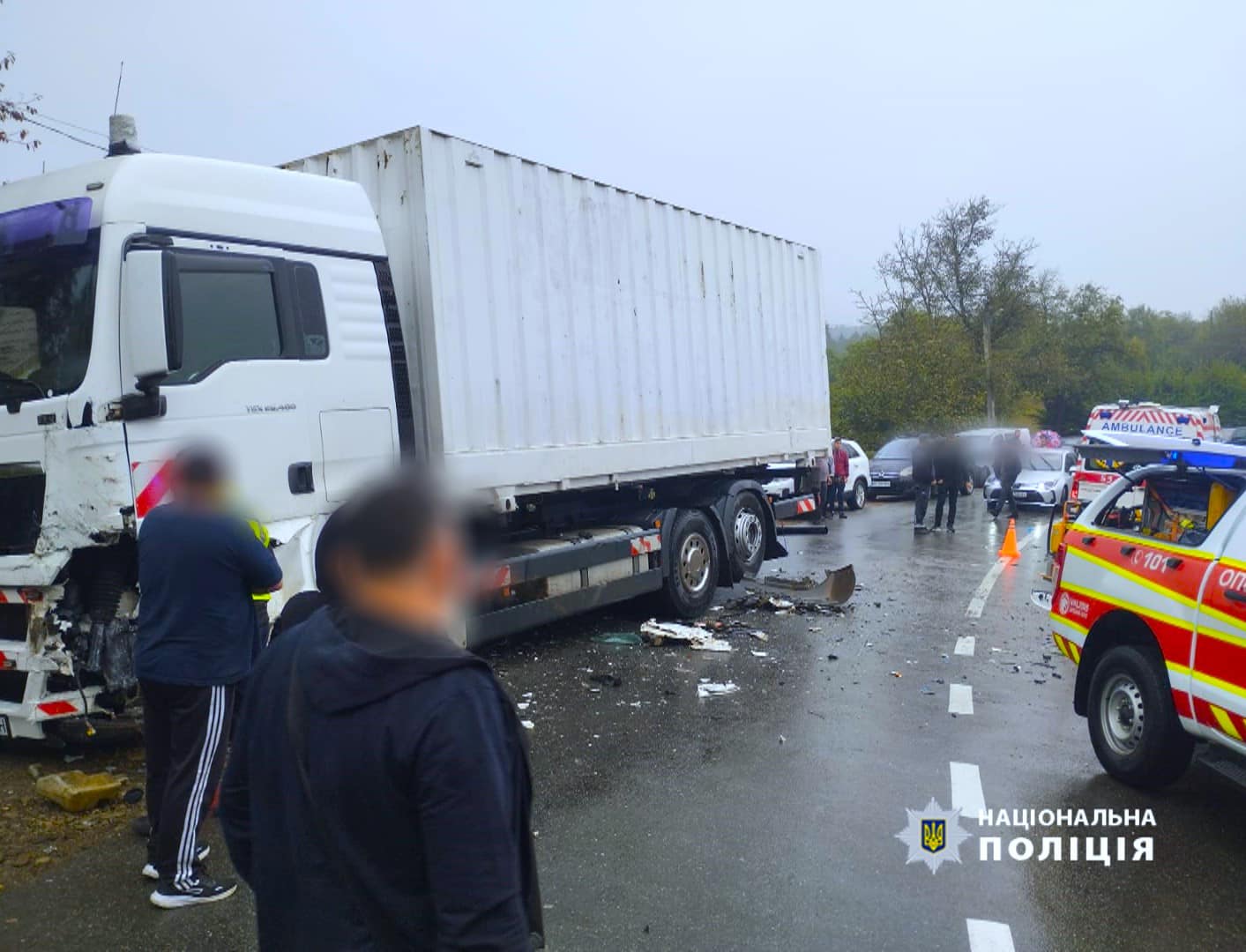 На Косівщині зіткнулися вантажівка і фургон: 2 загиблих, 4 травмованих (ФОТО)