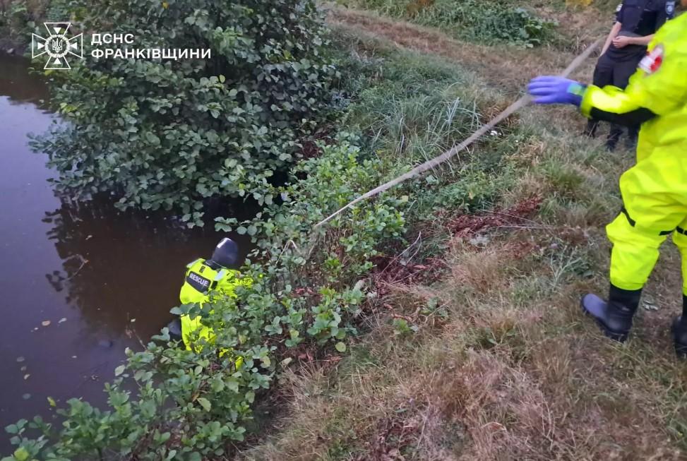 У сільській водоймі поблизу Тисмениці знайшли тіло чоловіка (ФОТОФАКТ)