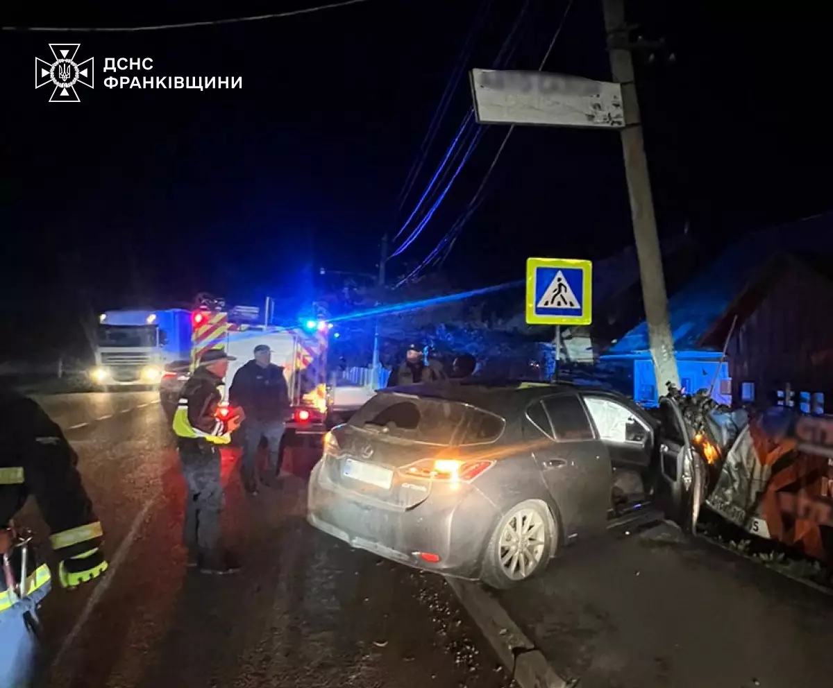 У Надвірній автомобіль врізався в електроопору (ФОТО З МІСЦЯ)