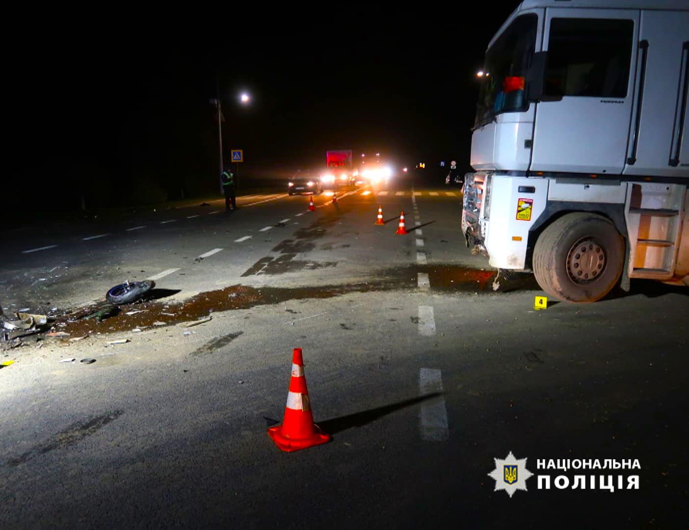 На Калущині зіткнулися вантажівка і мотоцикл: водій останнього помер в лікарні (ФОТО)