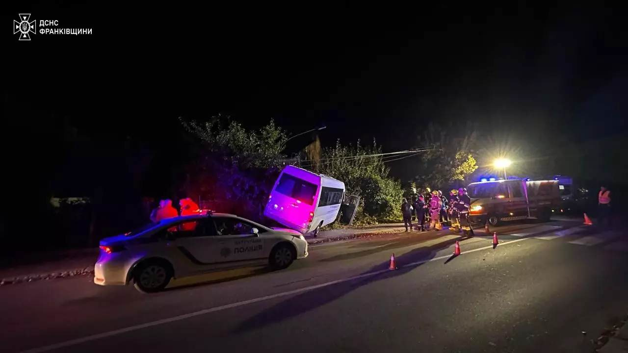 У Франківську рейсовий мікроавтобус врізався в електроопору (ФОТО З МІСЦЯ)